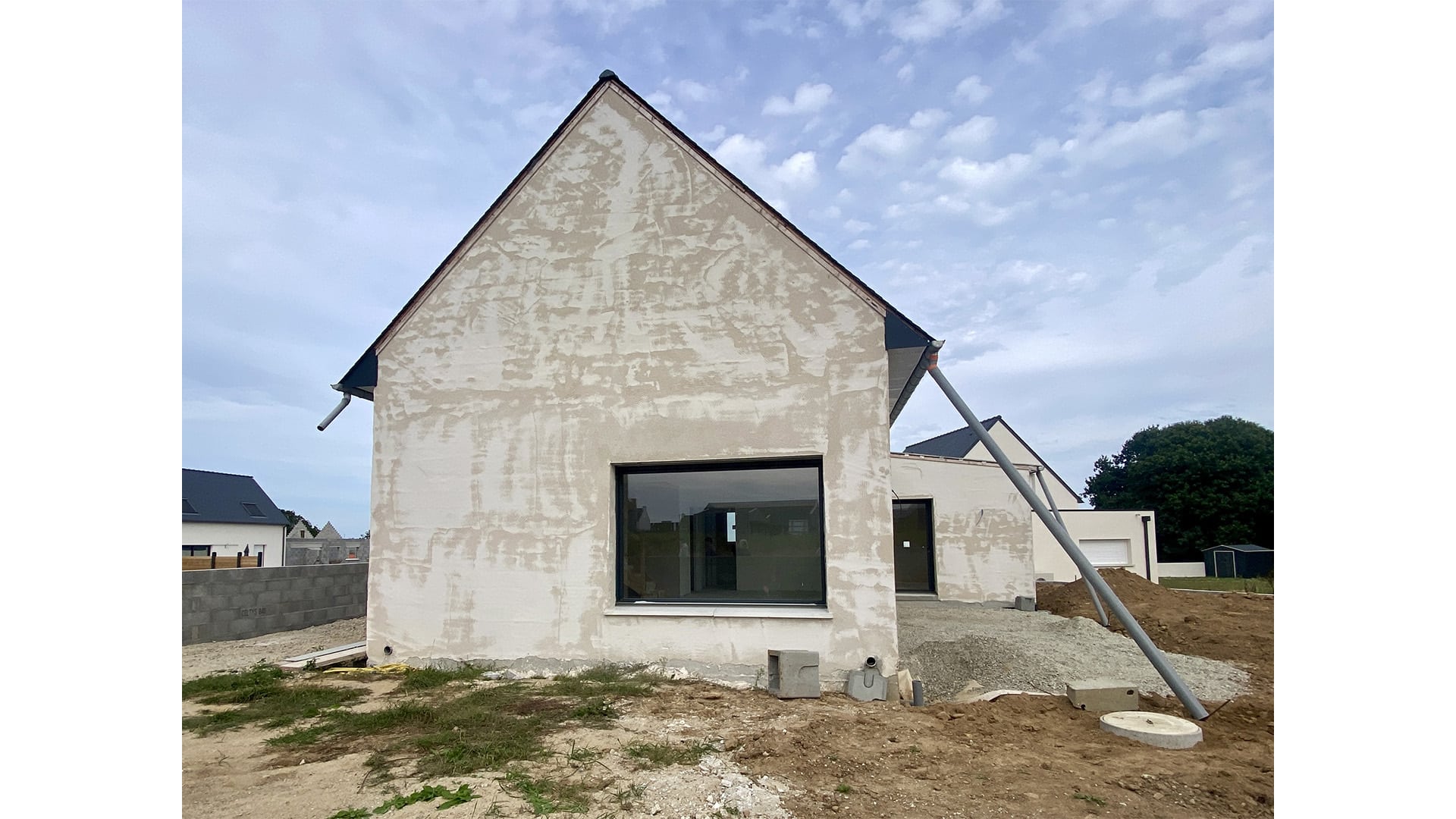 Pignon ouest et baie fixe, maison en lotissement à Plouvorn