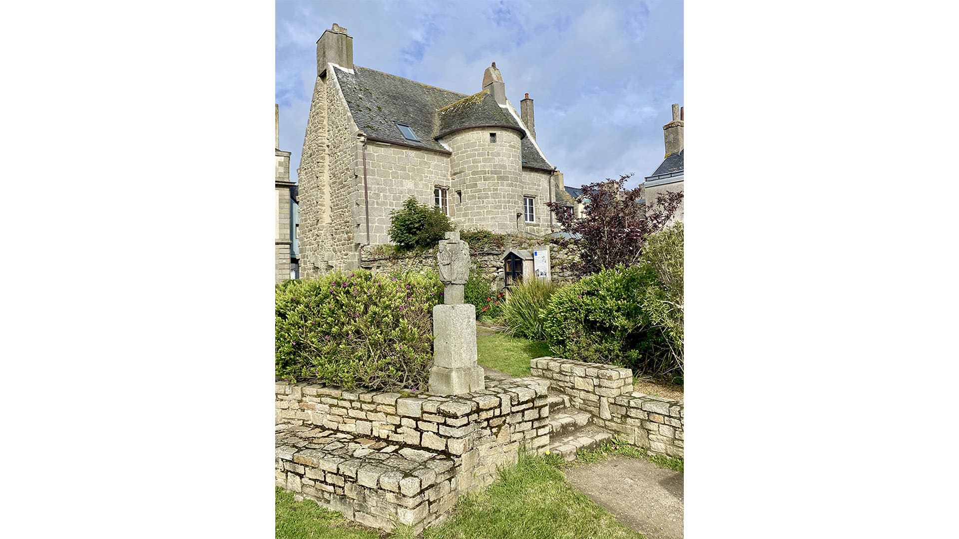 Maison ancienne en granit à Roscoff, patrimoine architectural breton