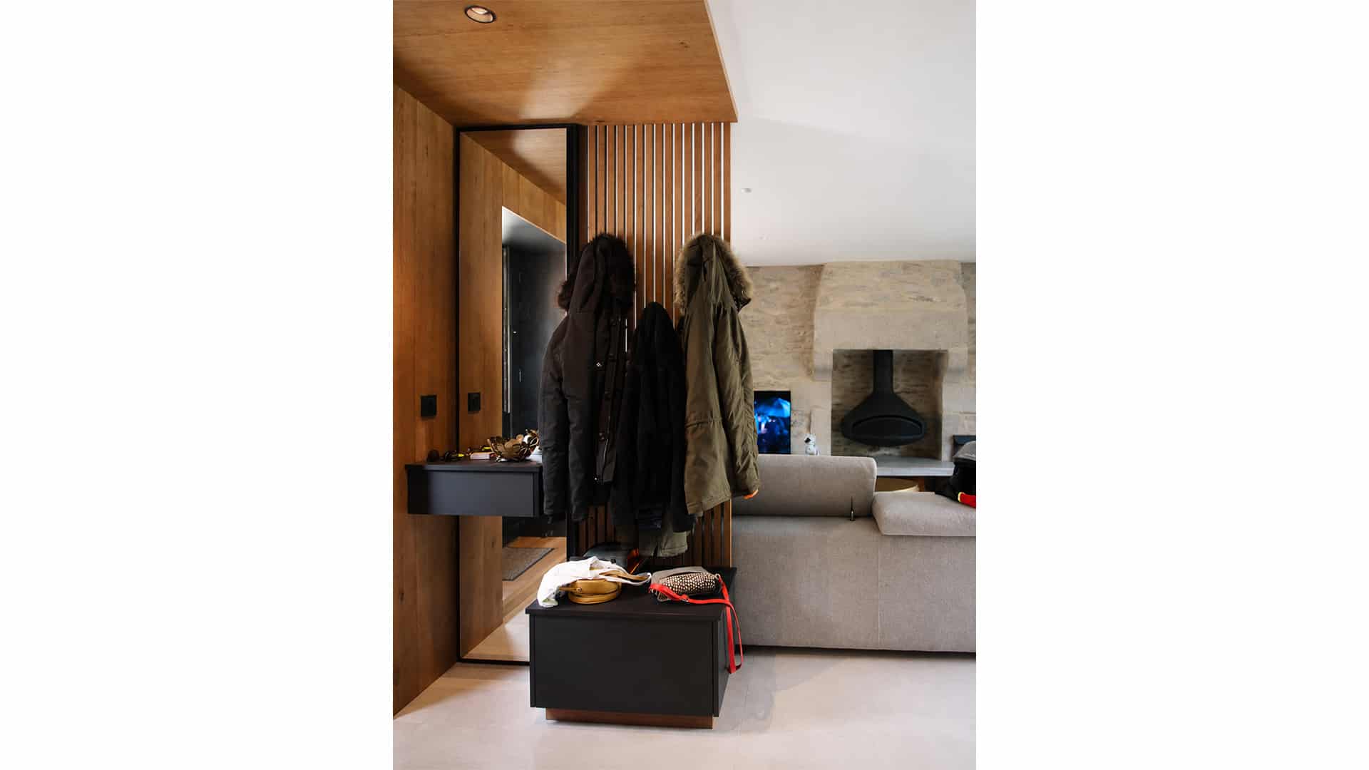 Intérieur chaleureux mêlant bois, pierre et cheminée dans une maison bretonne