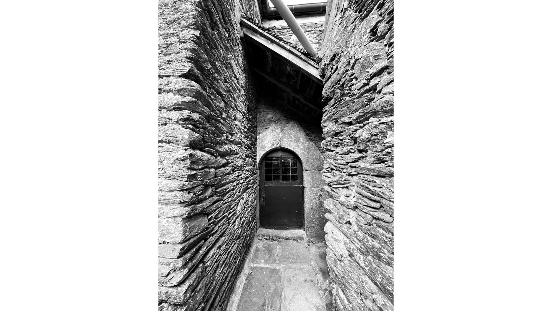 Passage entre murs de schiste, rénovation de bâti ancien en Bretagne