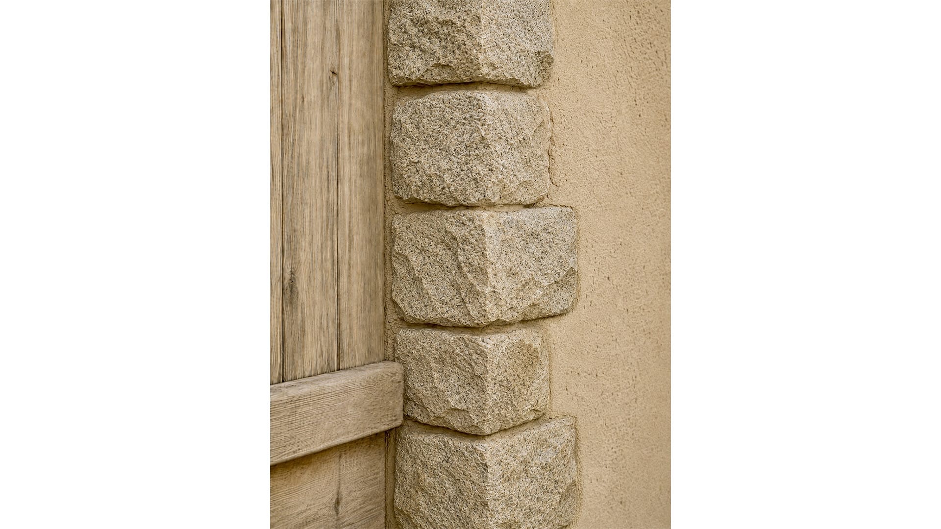 Détail de chaînage en granit et enduit, matériaux du territoire en Finistère