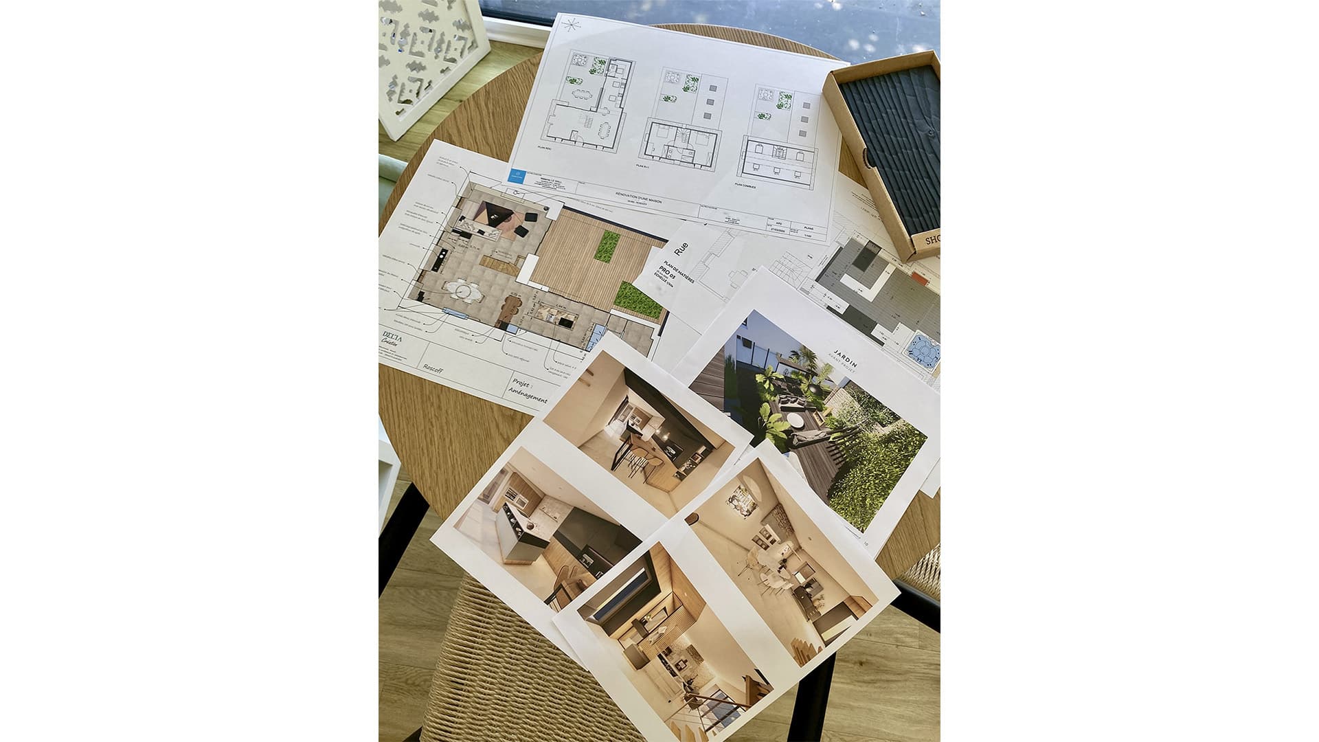 Plans et documents de projet superposés, collaboration entre architecte, architecte d'intérieur et paysagiste