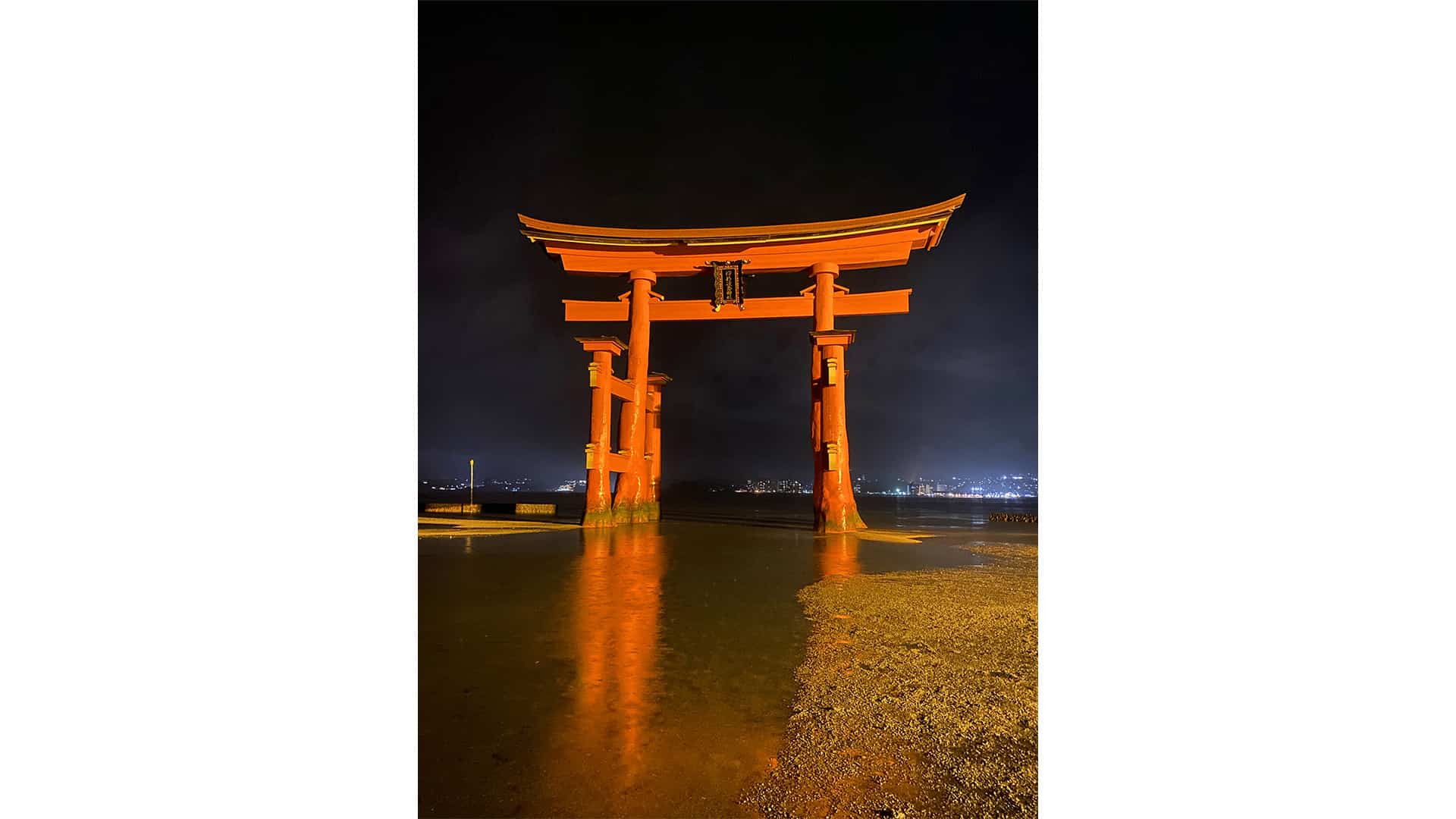 Torii de Miyajima au Japon de nuit, inspiration de voyage de l'architecte