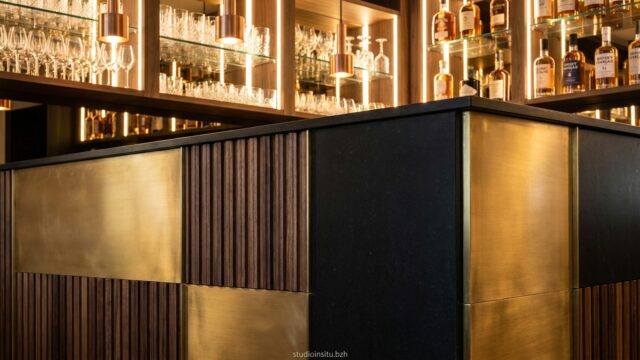 Habillage comptoir bar professionnel : matériaux, finitions et tendances